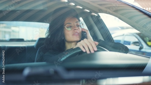 Fotografija Lady driving and working online from auto
