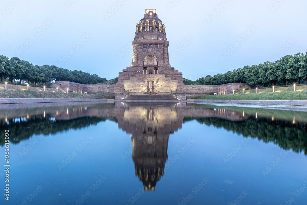 Fototapeta premium Monument to the Battle of the Nations (Voelkerschlachtdenkmal) in Leipzig mirroring in the Lake of the Tears (See det Traenen), Germany