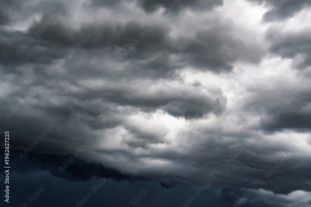 Obraz premium Threatening storm clouds