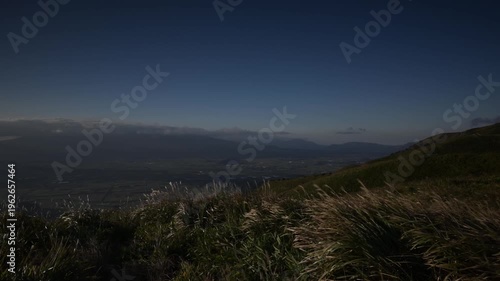 阿蘇大観峰の爽やかな朝の光に揺れる秋のススキと外輪山の景観