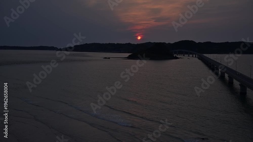 山口県角島大橋の水平線へ沈む幻想的でドラマチックな夕日と海