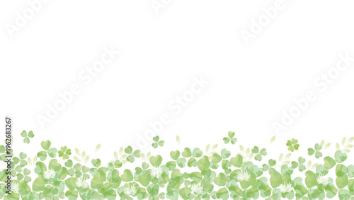 透明感のある四つ葉のクローバーのフレームイメージ