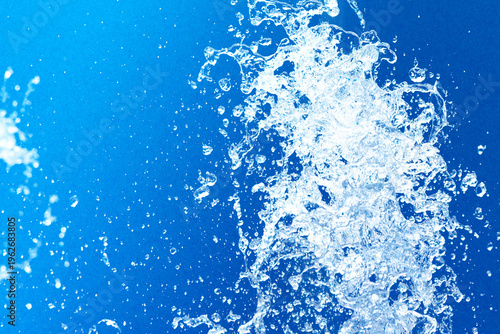 公園の噴水の水のアップと青い紙の背景　爽やかで涼しいイメージ