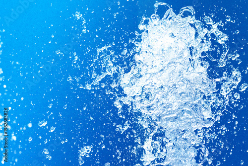 公園の噴水の水のアップと青い紙の背景　爽やかで涼しいイメージ