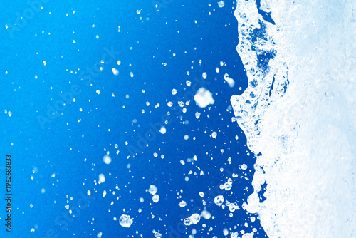 公園の噴水の水のアップと青い紙の背景　爽やかで涼しいイメージ