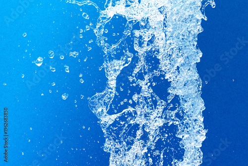 公園の噴水の水のアップと青い紙の背景　爽やかで涼しいイメージ