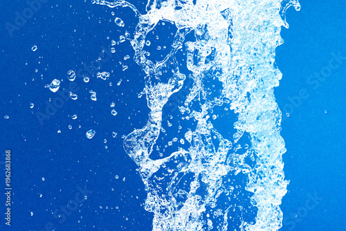 公園の噴水の水のアップと青い紙の背景　爽やかで涼しいイメージ