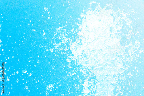 公園の噴水の水のアップと青い紙の背景　爽やかで涼しいイメージ