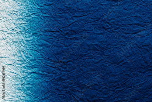 しわの入った和紙　白と濃い青のグラデーション