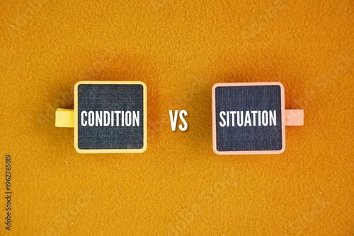 Konstfotografi Colored wooden squares with the words condition vs situation