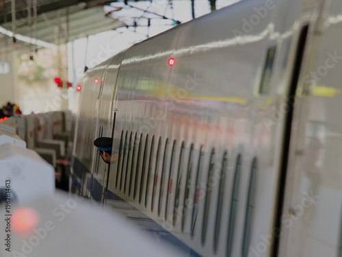 Fototapeta 新幹線発車時に安全確認する車掌