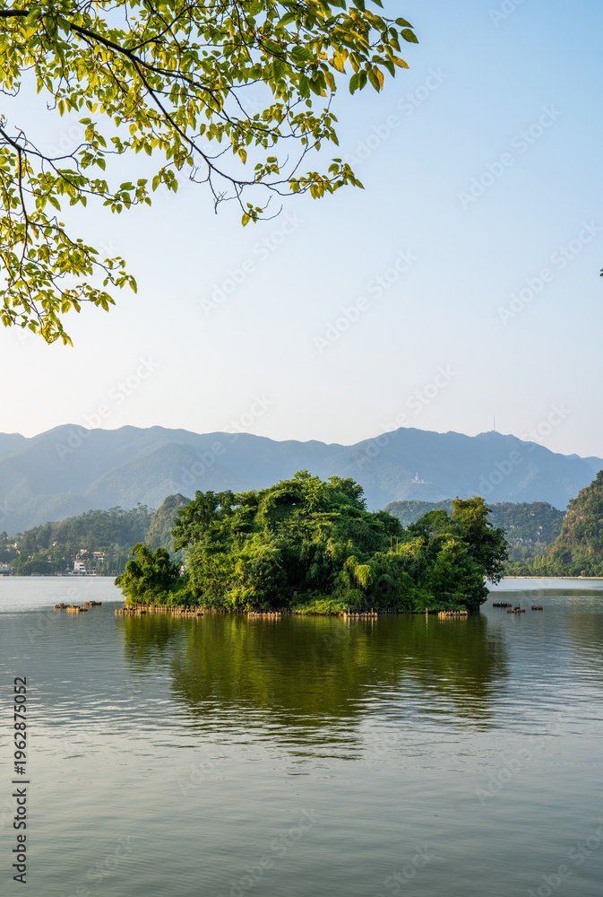 Fototapeta premium Qingming Spring Outing Mountains and Waterscape