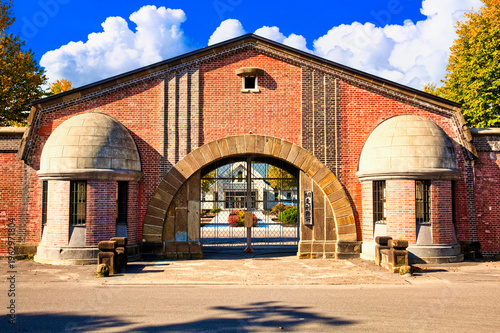 秋の網走刑務所の入り口門