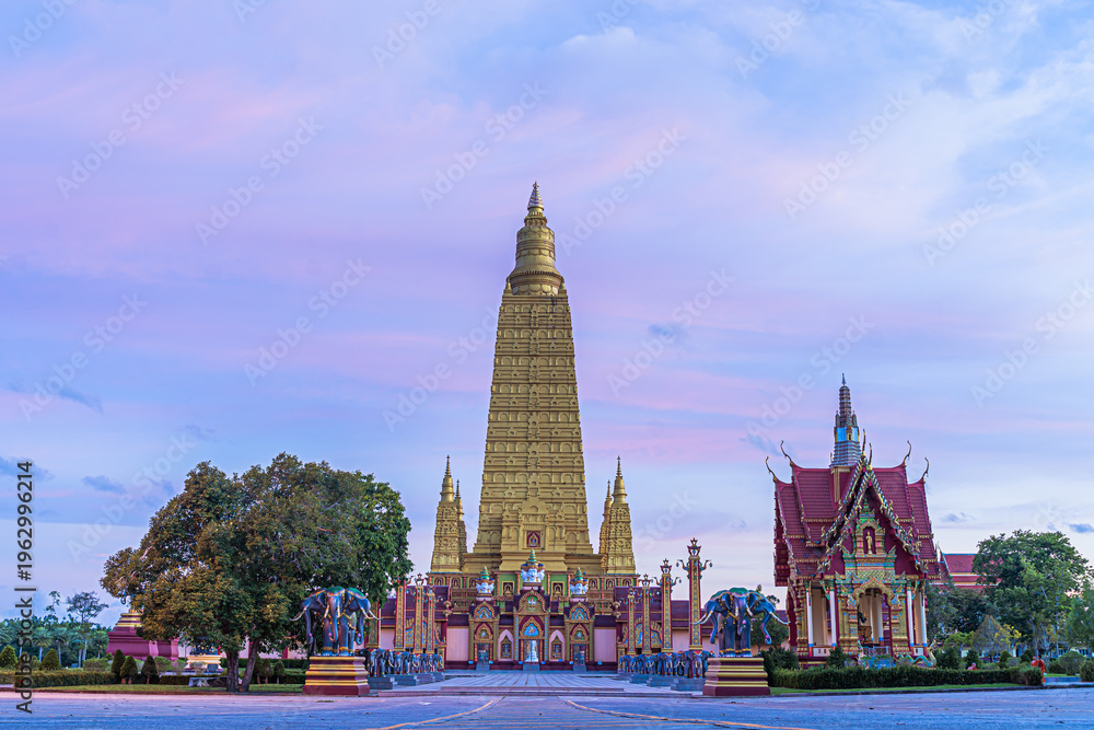 Φωτογραφία Wat Mahathat Wachiramongkol Former name (Wat Bang Tong) is located Krabi, a towering pagoda is beautiful, tourists are always watching In the evening, the sun sets