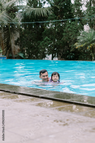 Canvastavla Playful Father and Child Splashing Water in Pool