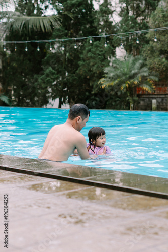 Foto Happy Childhood Moment Girl Swimming with Her Father