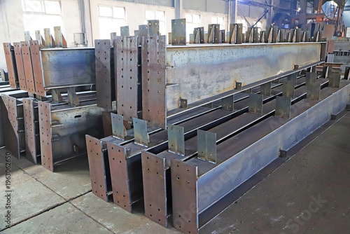 Foto Heavy Steel Structural Components in Industrial Factory Workshop