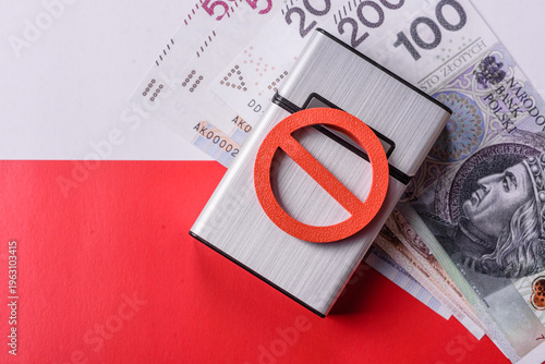 Fotografi A metal cigarette box with a no smoking sign depicts a harmful habit