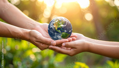 Manos de adulto y niño sosteniendo el planeta Tierra en fondo natural concepto de sostenibilidad, cuidado del medio ambiente, futuro del planeta y Día Internacional de la Madre Tierra