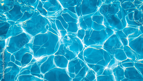 真夏の強い光を受けて青い水面がきらめく背景素材