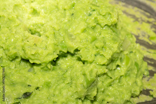 Foto Close up of freshly made mushy pea green sauce side dish