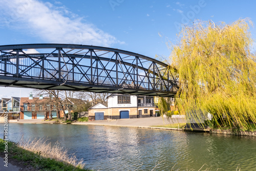 Foto Metal bridge over the River Cam and weeping willow, Cambridge