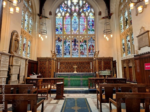 Foto The richly adorned high altar of Leicester Cathedral is framed by intricate Gothic arches and vibrant stained glass windows depicting biblical figures