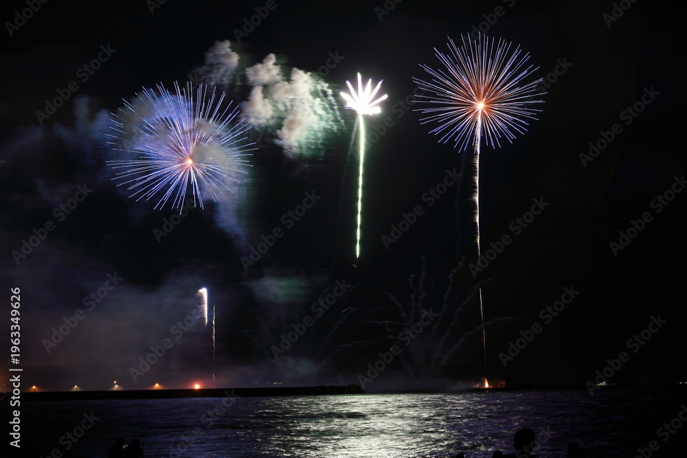 【真作】絵画　油彩10号　夜空を彩る大輪花火と橋景色　夜景インテリア　C183 Photography Poster 夜空を彩る大輪の打ち上げ花火が海面に美しく反射