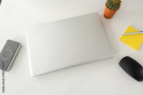 Geschlossener Lap Top auf weissem Schreibtisch im Brüro