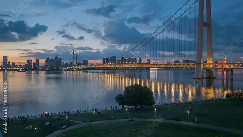 Foto Wuhan Suspension Bridge at Twilight Over Yangtze River with City Skyline