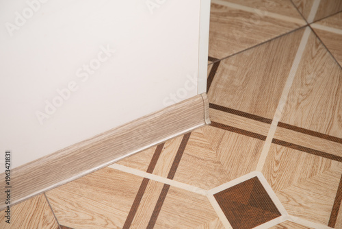 Принти на полотні Decorative baseboard corner in empty room.