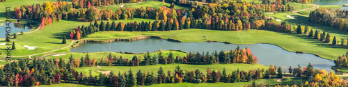 Vue aérienne d'un golf à l'automne en France