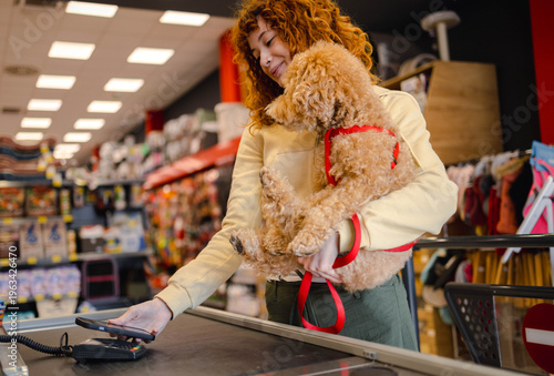 Obraz na płótnie Paying at the cash register in Pet Shop