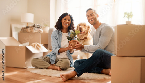 jeune couple et leur chien fêtent joyeusement leur emménagement