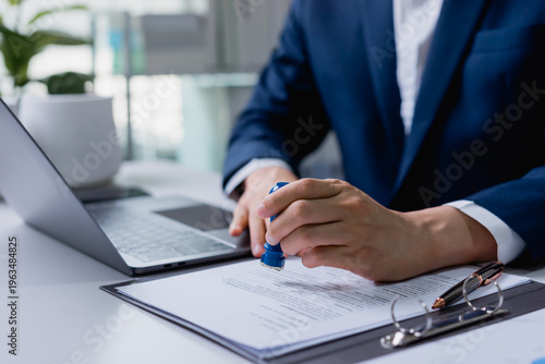 Foto Business contract document stamping with approval seal, agreement verification, official paperwork process, legal compliance and corporate documentation concept