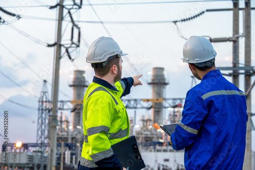 Foto Engineers Monitoring Electrical Equipment at Power Station Site