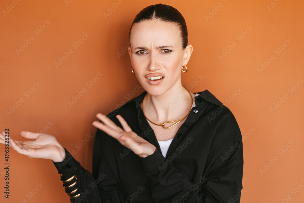 Ταπετσαρία Portrait of angry and disgusted young woman looking at camera with open hands, a