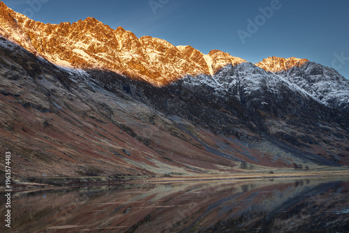 Fotografi Aonach Eagach Ridge and Loch Achtriochtan in Glencoe, Scotland