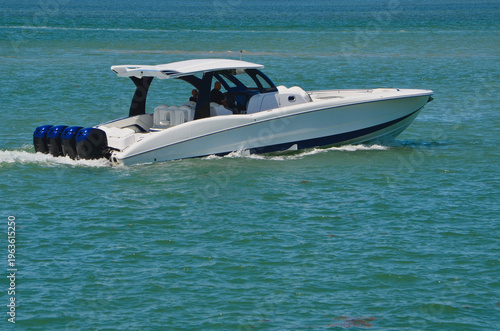 Foto Speed Boat Powered by Four Outboard Engines