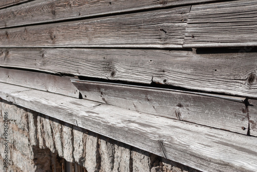 Foto Old wooden house facade with warped weathered boards and peeling surface