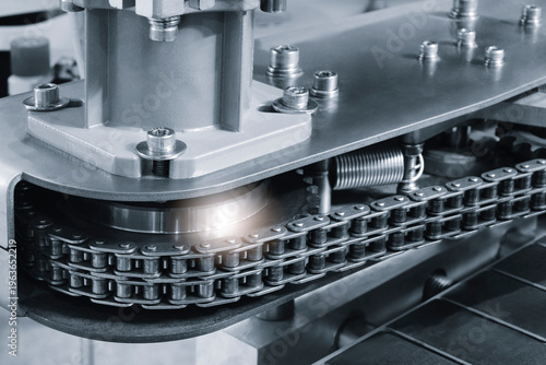 Tableau sur toile Close-up of industrial chain moving smoothly through mechanical gears