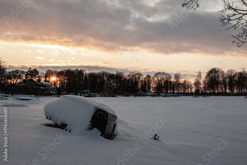 Φωτογραφία Snow-covered landscape during sunset with cloudy sky