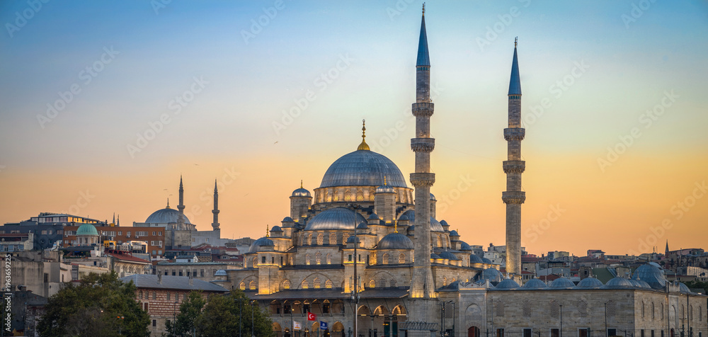 Naklejka premium sunset Istanbul mosque skyline