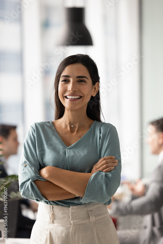 Foto Young Hispanic female ambitious corporate leader business owner ceo smiling look