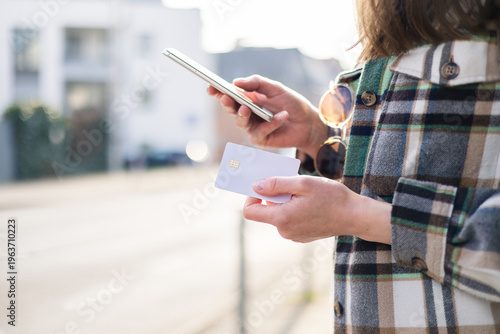 Cuadro en lienzo Woman using smartphone at city street