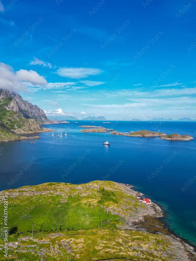 Fototapeta premium Henningsvær auf den Lofoten