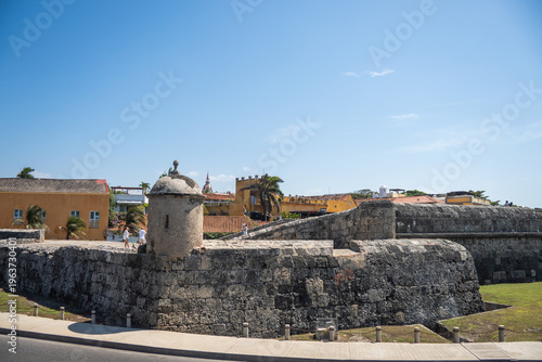 Tableau sur toile Guard tower on a corner of the city walls of the Old Town, Cartagena, Colombia