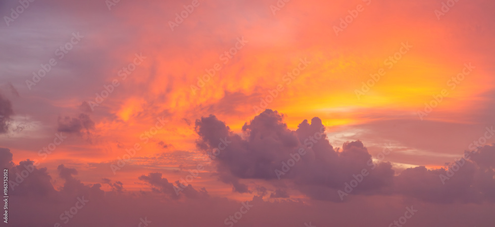 Fototapeta premium A beautiful sunset sky filled with vivid colors and soft clouds creates a stunning scenic backdrop at dusk.