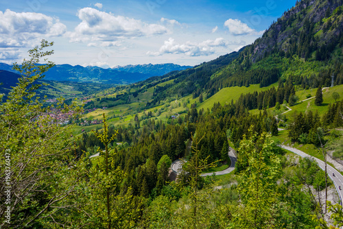 Eindrucksvolle Serpentinen am Oberjochpass bei Bad Hindelang mit Blick über die Allgäuer Alpen