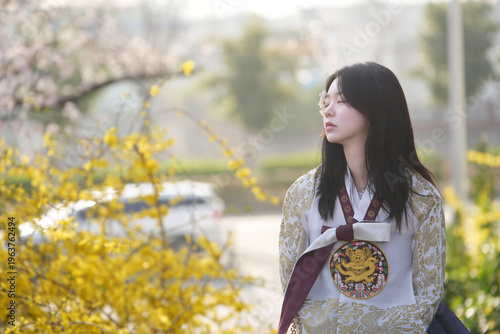 벚꽃 사이에서 한복을 입은 여성의 봄 감성 초상
